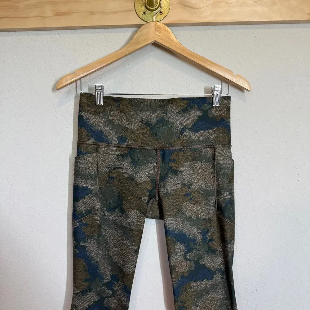Women's Athleta Olive Green‎ Camo Cropped Leggings Size Medium - Picture 3 of 8